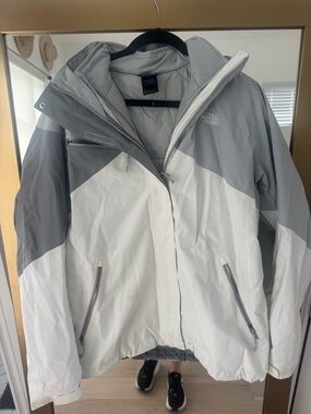 The North Face Women's Light Gray & White Ski Jacket